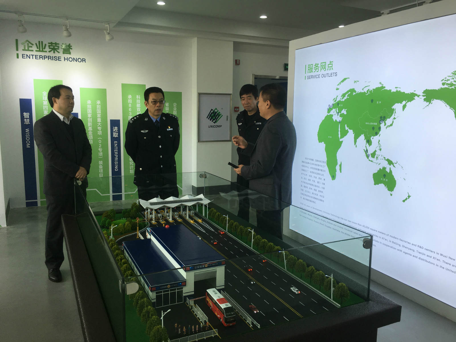 热烈欢迎新吴区副区长、区公安局长丁旭东莅临米兰·(milan)科技参观调研！